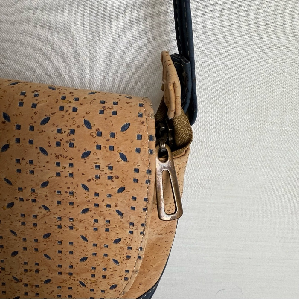 BriLi Joi Cork Crossbody Bag with Navy Blue Accents - Excellent Condition - Picture 3 of 10